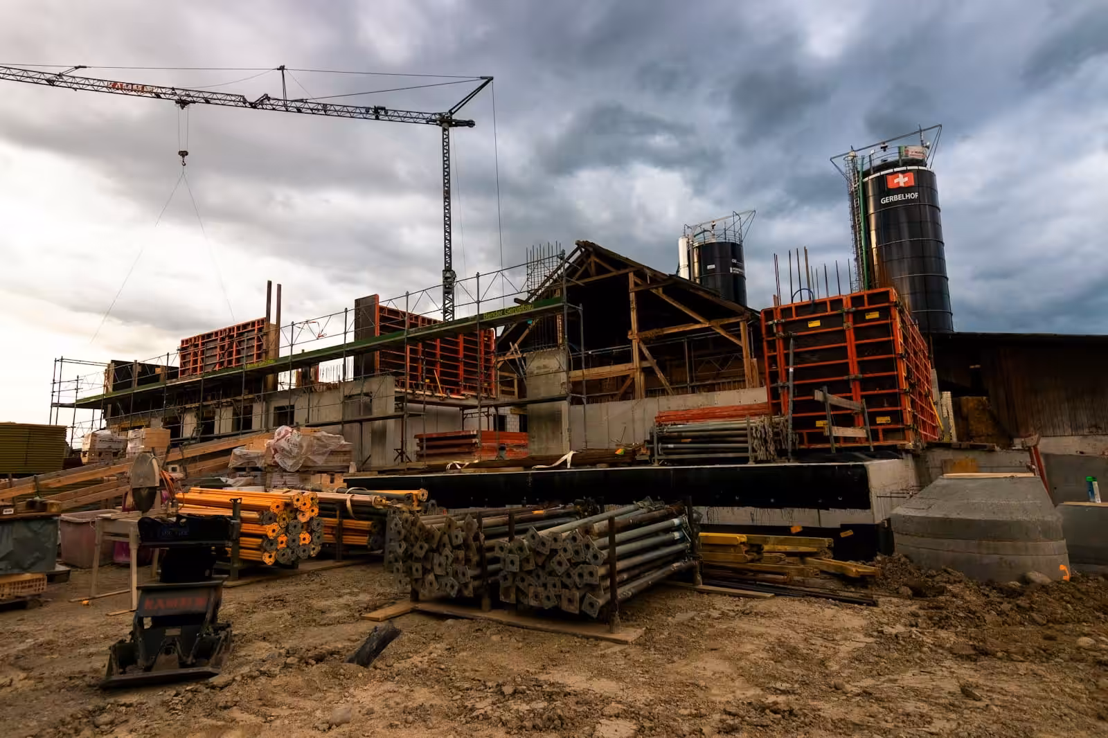 Construction site with a crane in the background. AS2124. AS2124-1992