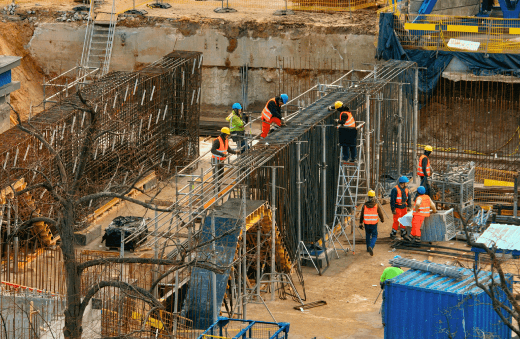 Construction site with multiple workers. Risk Management in Construction Projects