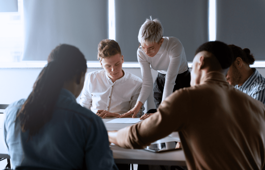 What is the Management Consulting Industry – A Practical Guide for Australian Businesses 2 Business professionals and Management Consultant having a discussion. Managment Consulting Industry
