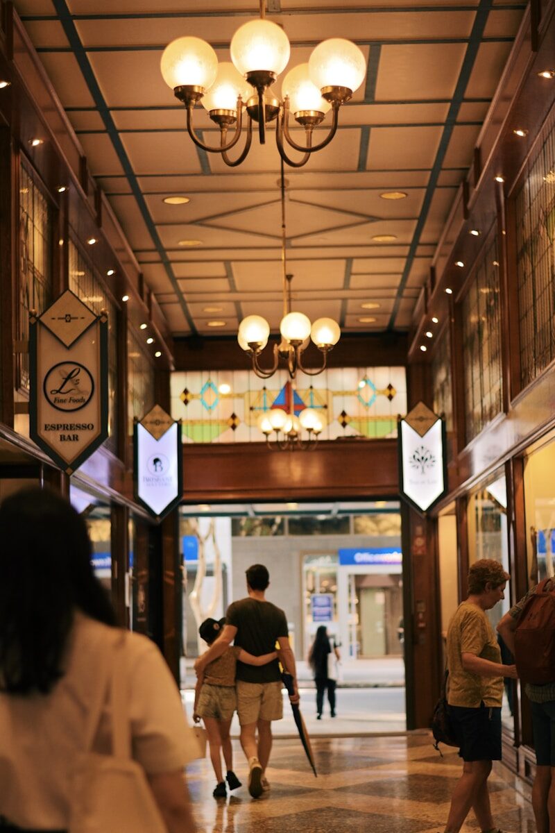 Brisbane shopping mall, Commercial Contracts