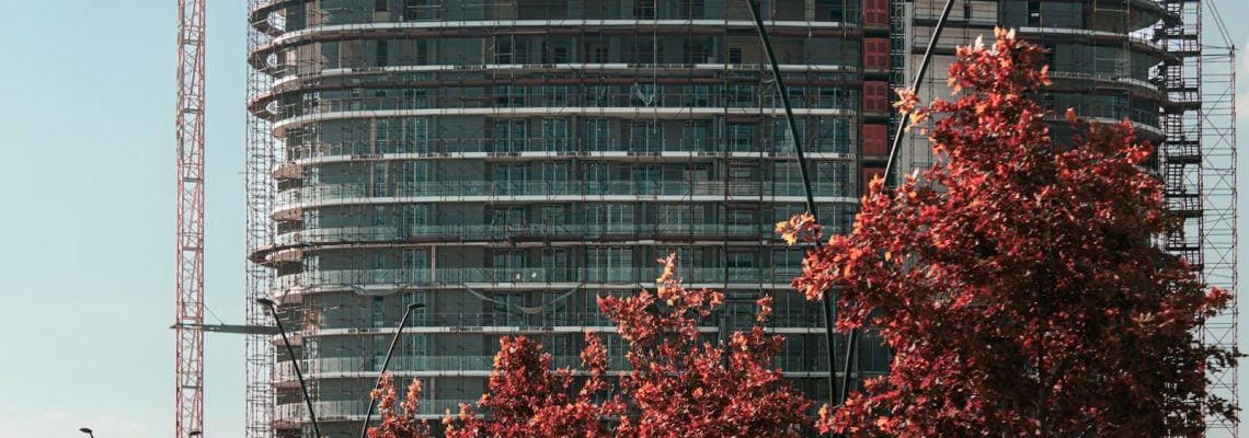 Tall building with a crane in the background. EOT, EOTs, Extension of Time, Extensions of Time, Extension of Time Claims