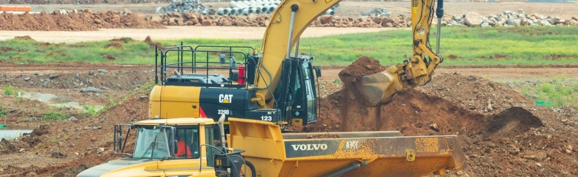 Image of earthmoving equipment. Practical Advice for your Earthmoving Sunshine Coast Business. Blaze Business & Legal. Medium Business